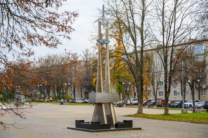 Стела основателям аэропорта Домодедово и Авиагородка в Домодедово