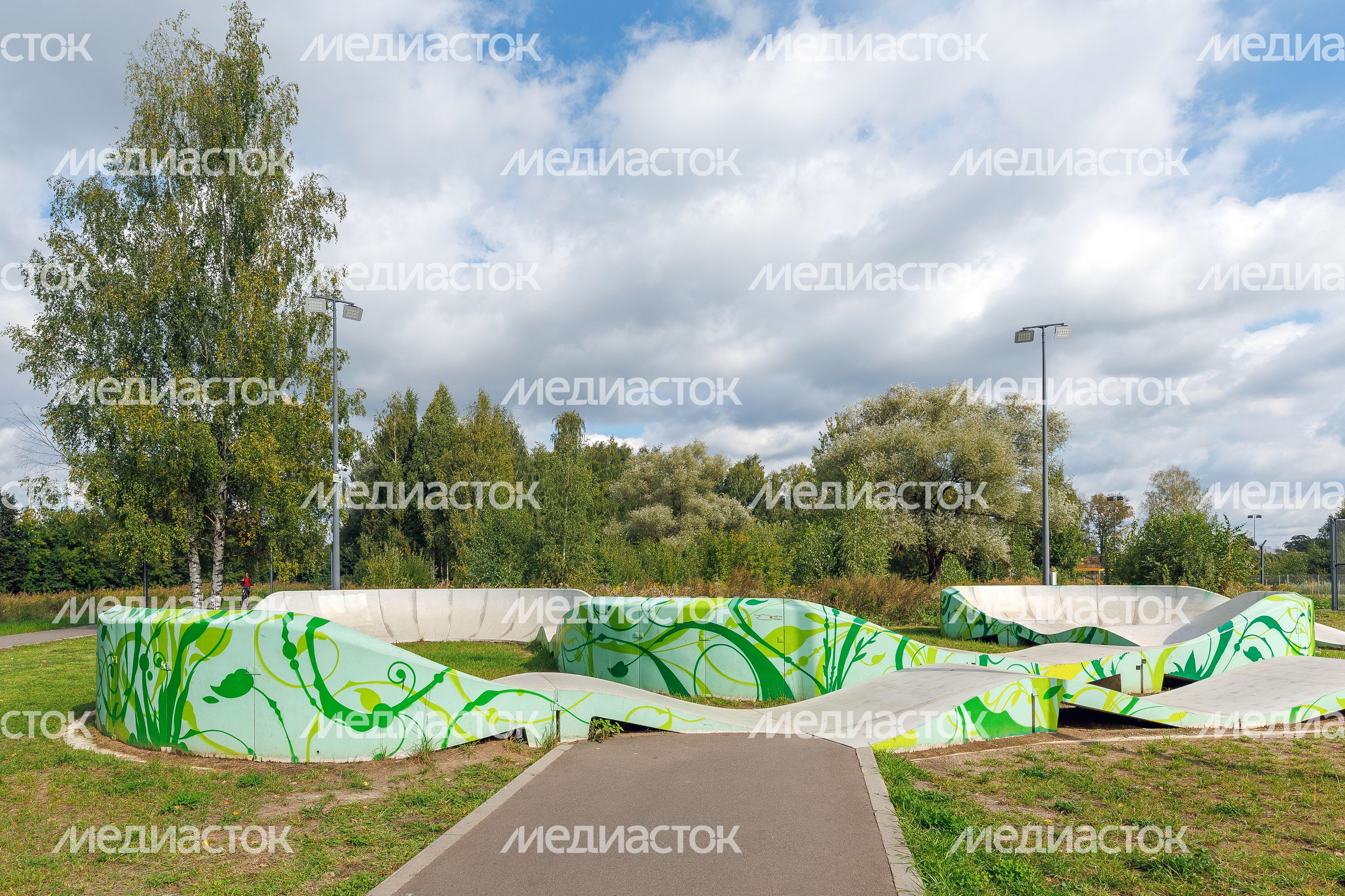 Скейт-парк в парке «Меленки» Павловского Посада летом Скейт-парк в парке «Меленки» Павловского Посада летом