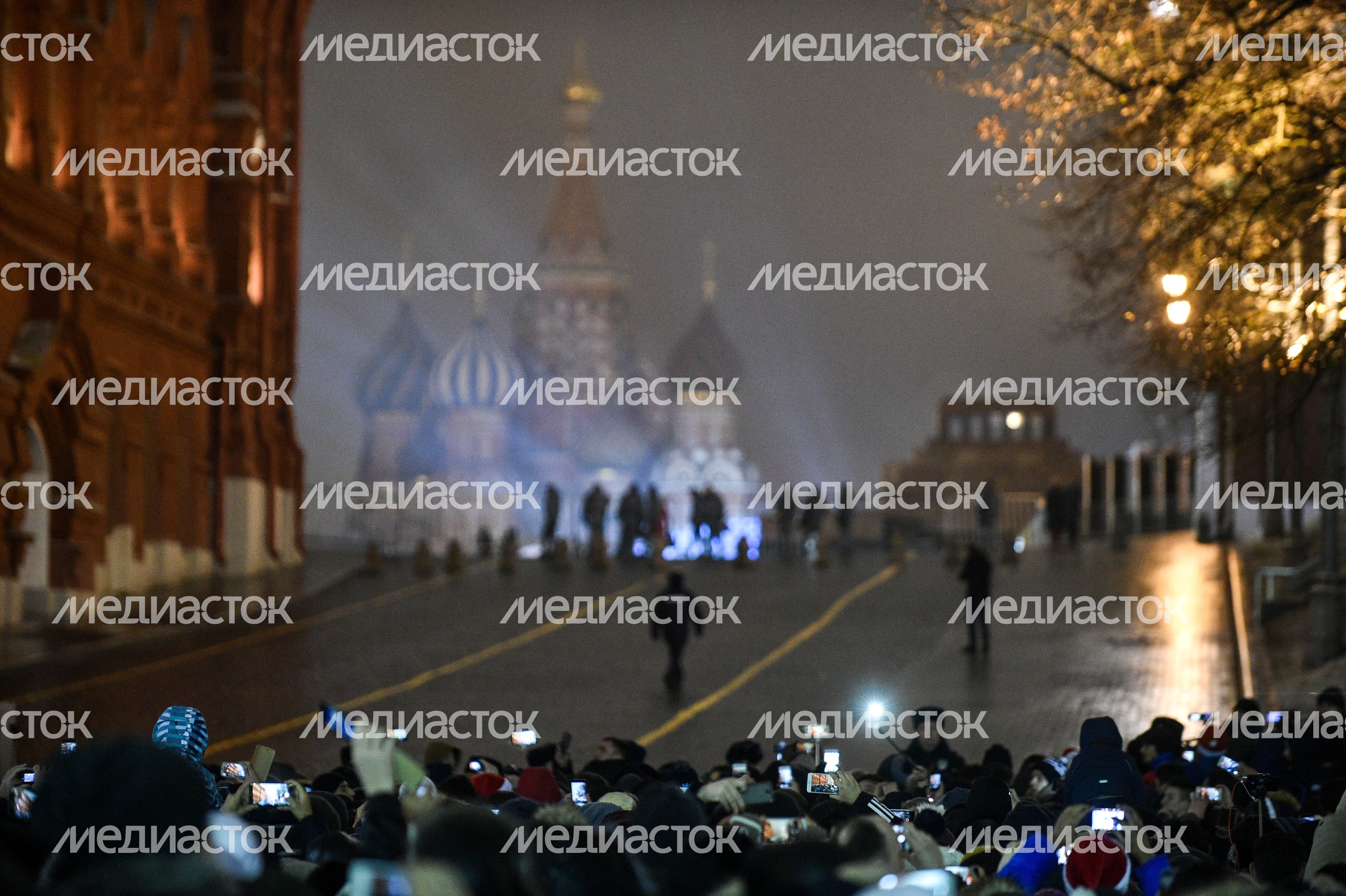 Как москвичи встречали 2017 год на Красной площади