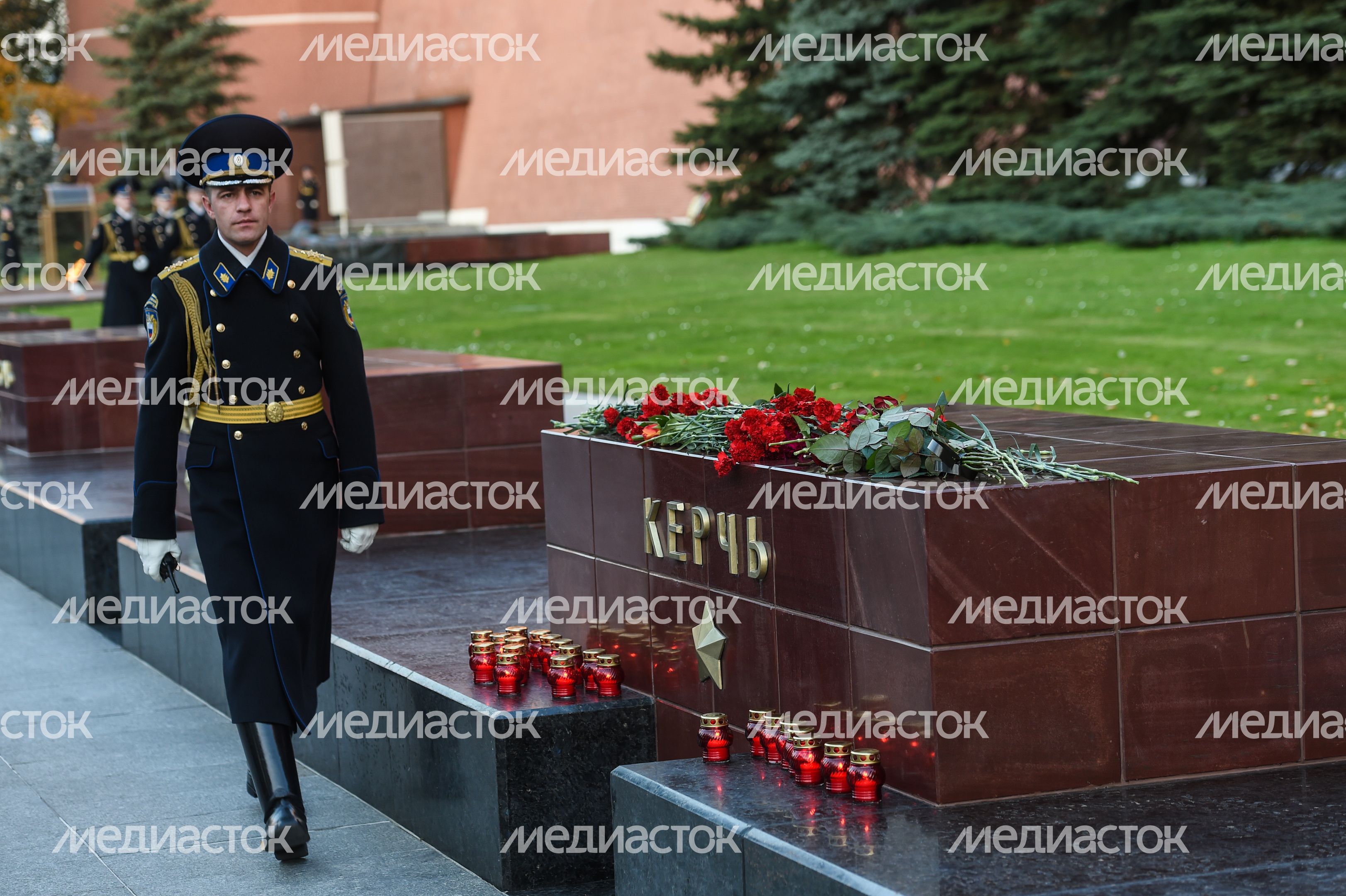 Возложение цветов к мемориалу города Керчь в Москве Возложение цветов к мемориалу города Керчь в Москве