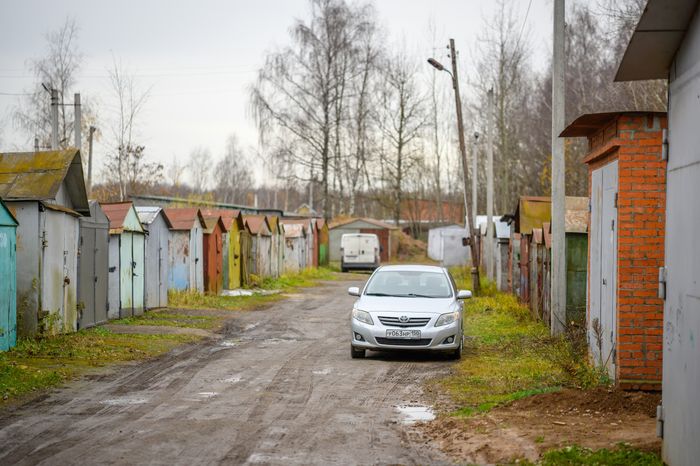 Гаражи в микрорайоне Белые Столбы города Домодедово осенью