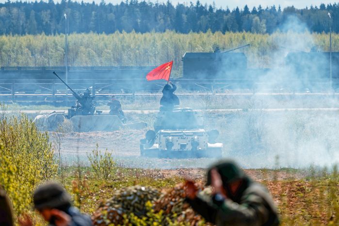 Военно-историческая реконструкция боя Великой Отечественной войны с техникой и авиацией в парке «Патриот» Одинцовского округа