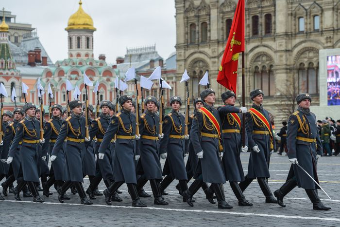 Торжественный марш в честь парада 1941 года на Красной площади в Москве
