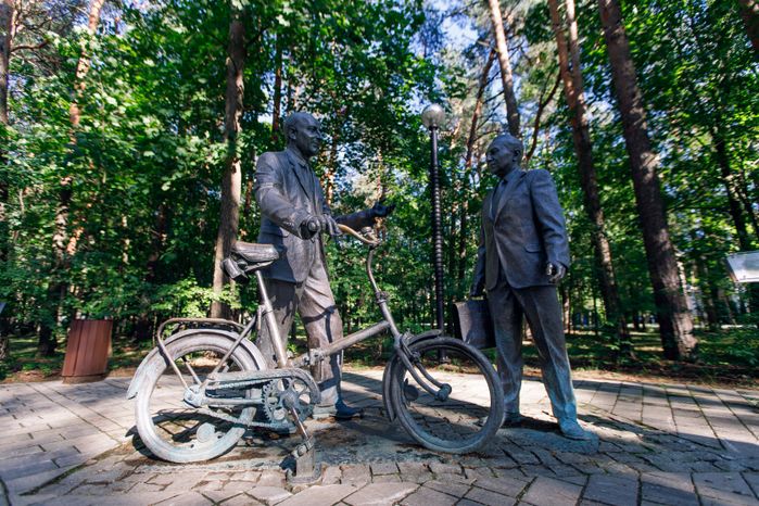 Дубна. Памятник Понтекорво и Джелепову