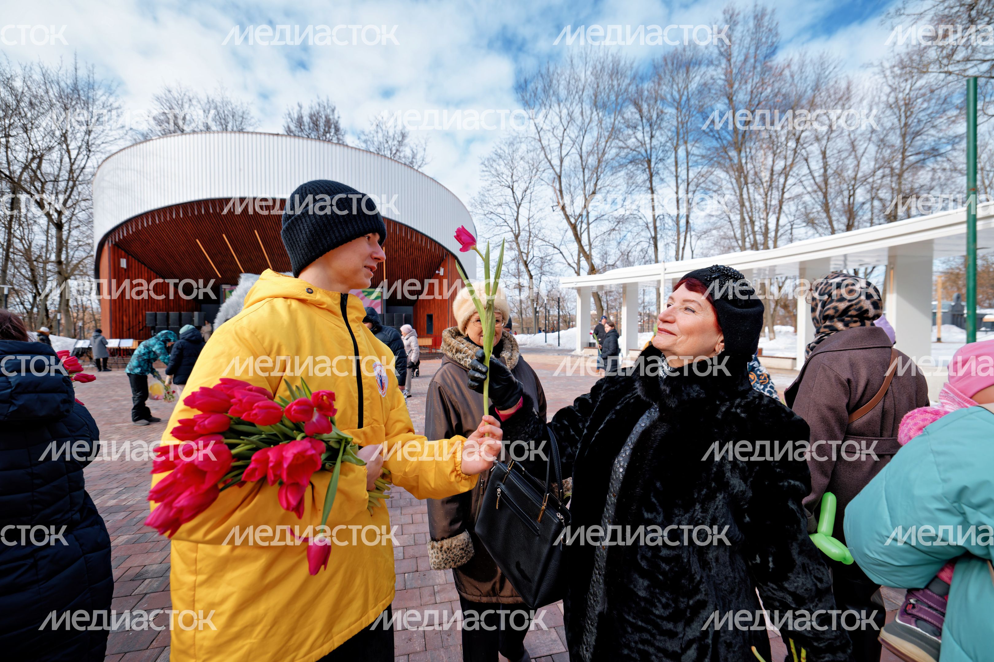 Фестиваль «Весна, цветы и комплименты» к празднику 8 Марта в парке имени В. Талалихина в Подольске
