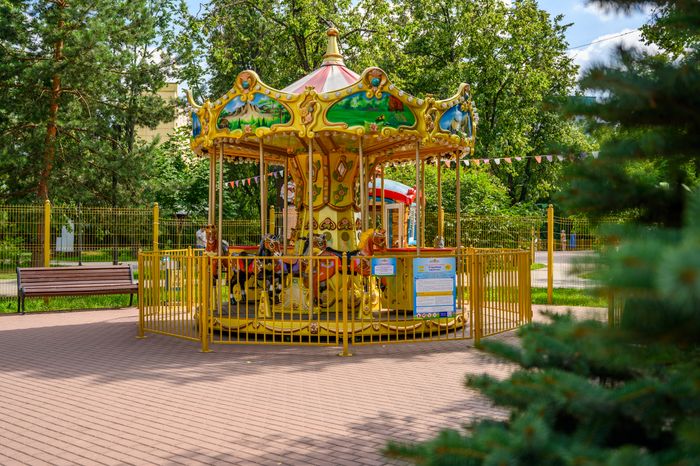 Аттракционы летом в Наташинском парке Люберец
