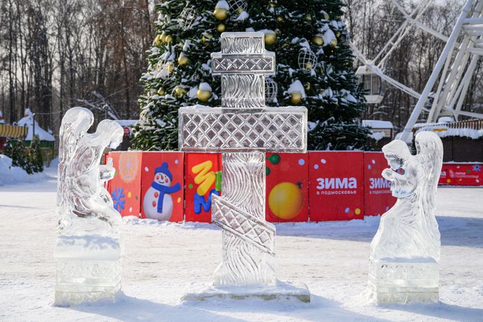 Ледяные фигуры в Наташинском парке Люберец к празднику Крещения
