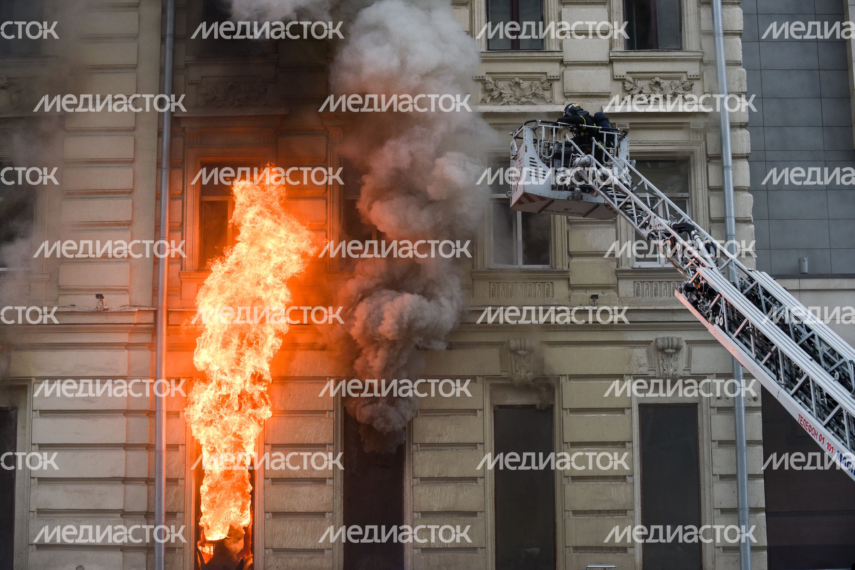 Пожар в реставрируемом здании на Тверской улице в Москве