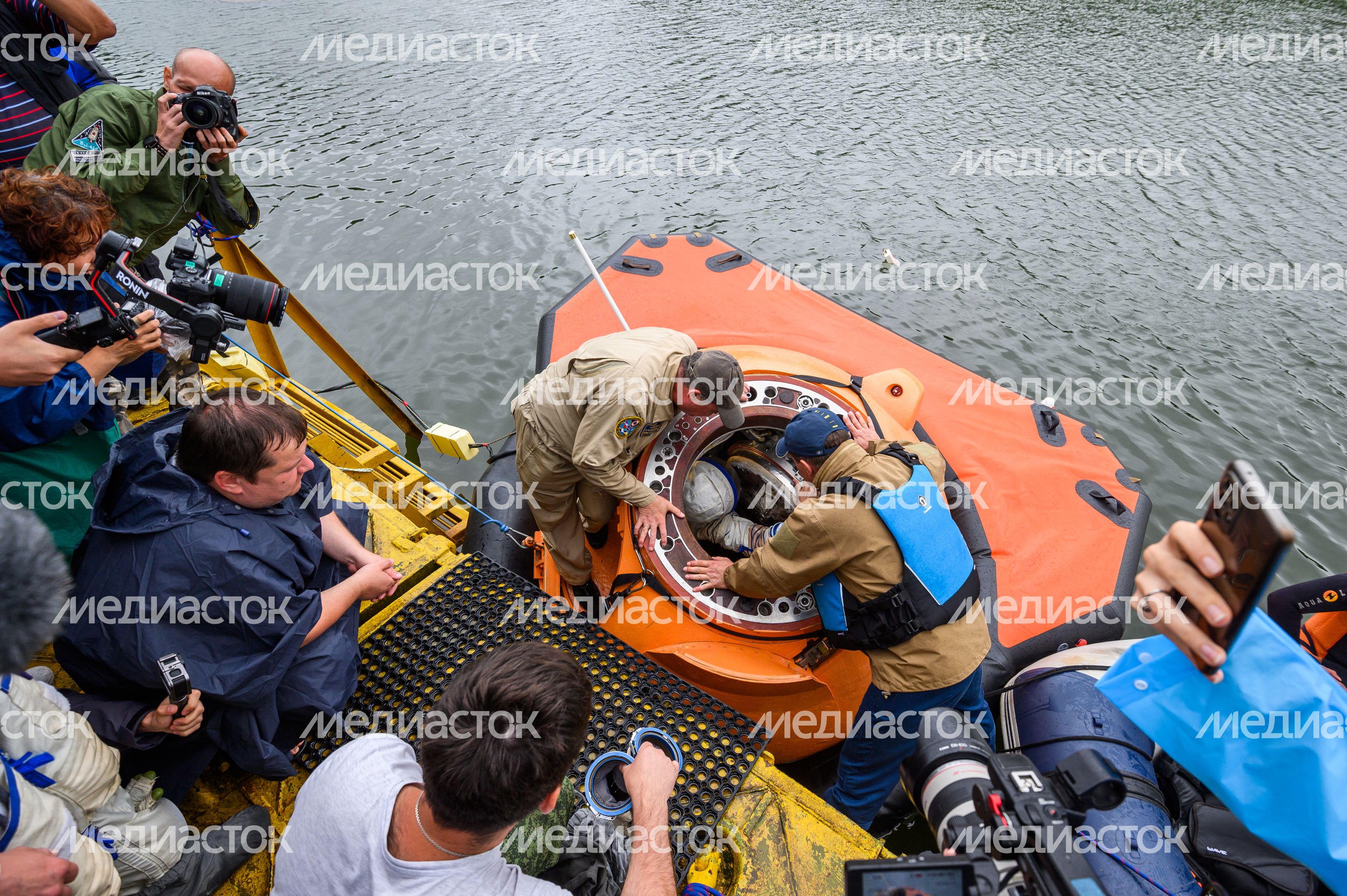 Тренировка космонавтов по действиям после посадки на воду в Ногинске