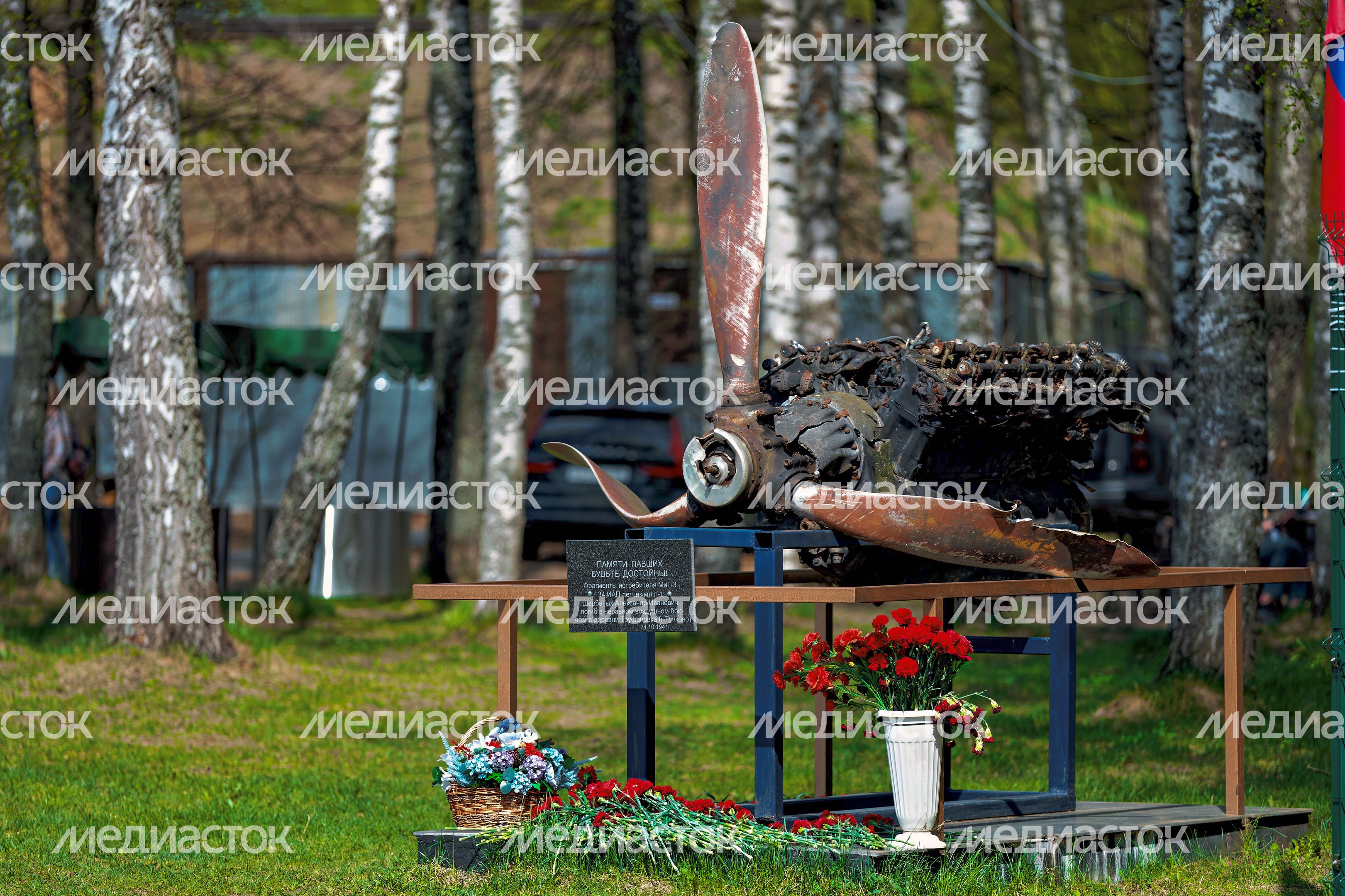 Патриотическое воспитание: возложение цветов к памятнику летчикам в аэроклубе ВВС Одинцовского округа ко Дню Победы