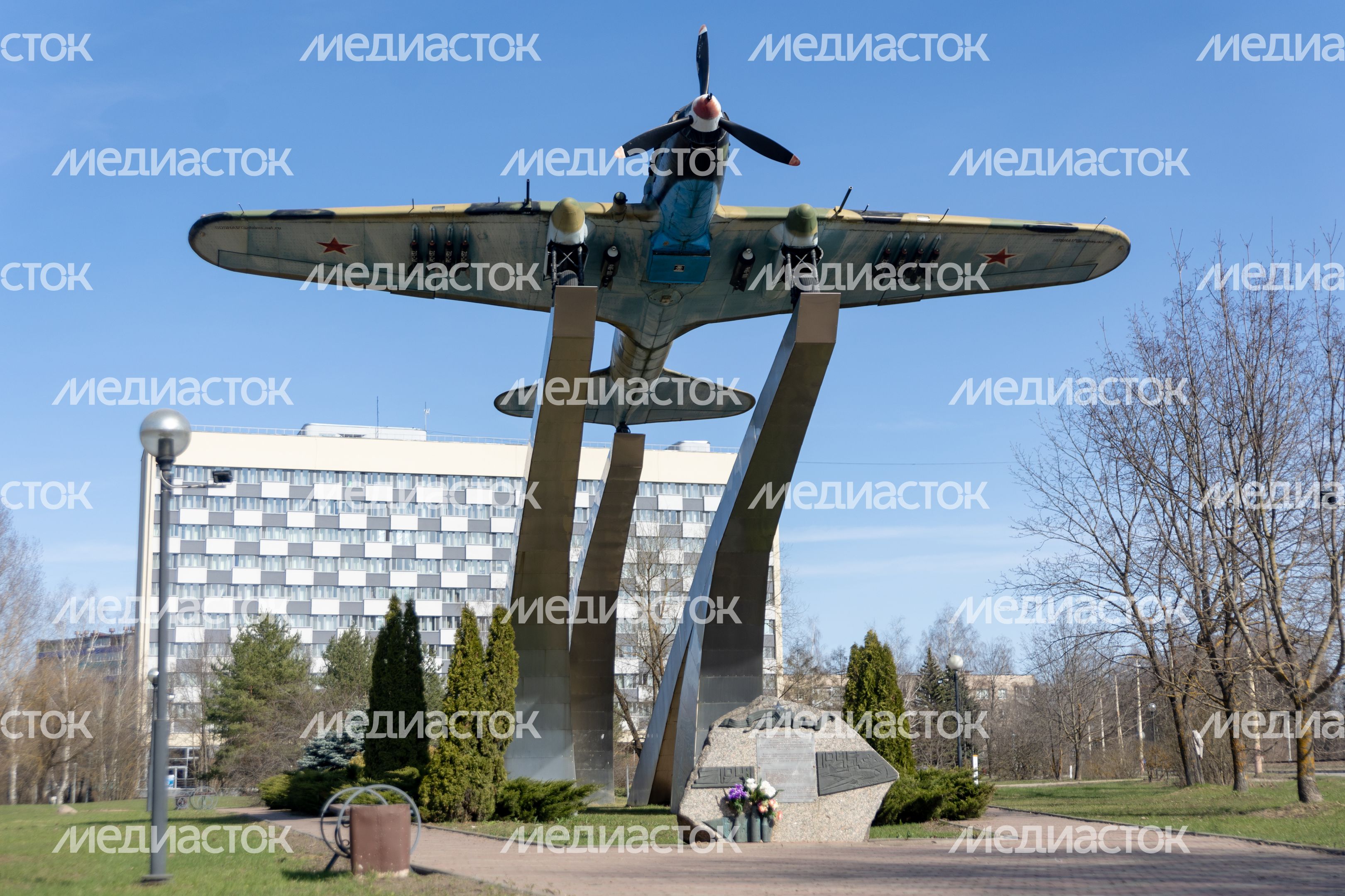 Памятник самолету Ил-2 Памятник самолету Ил-2