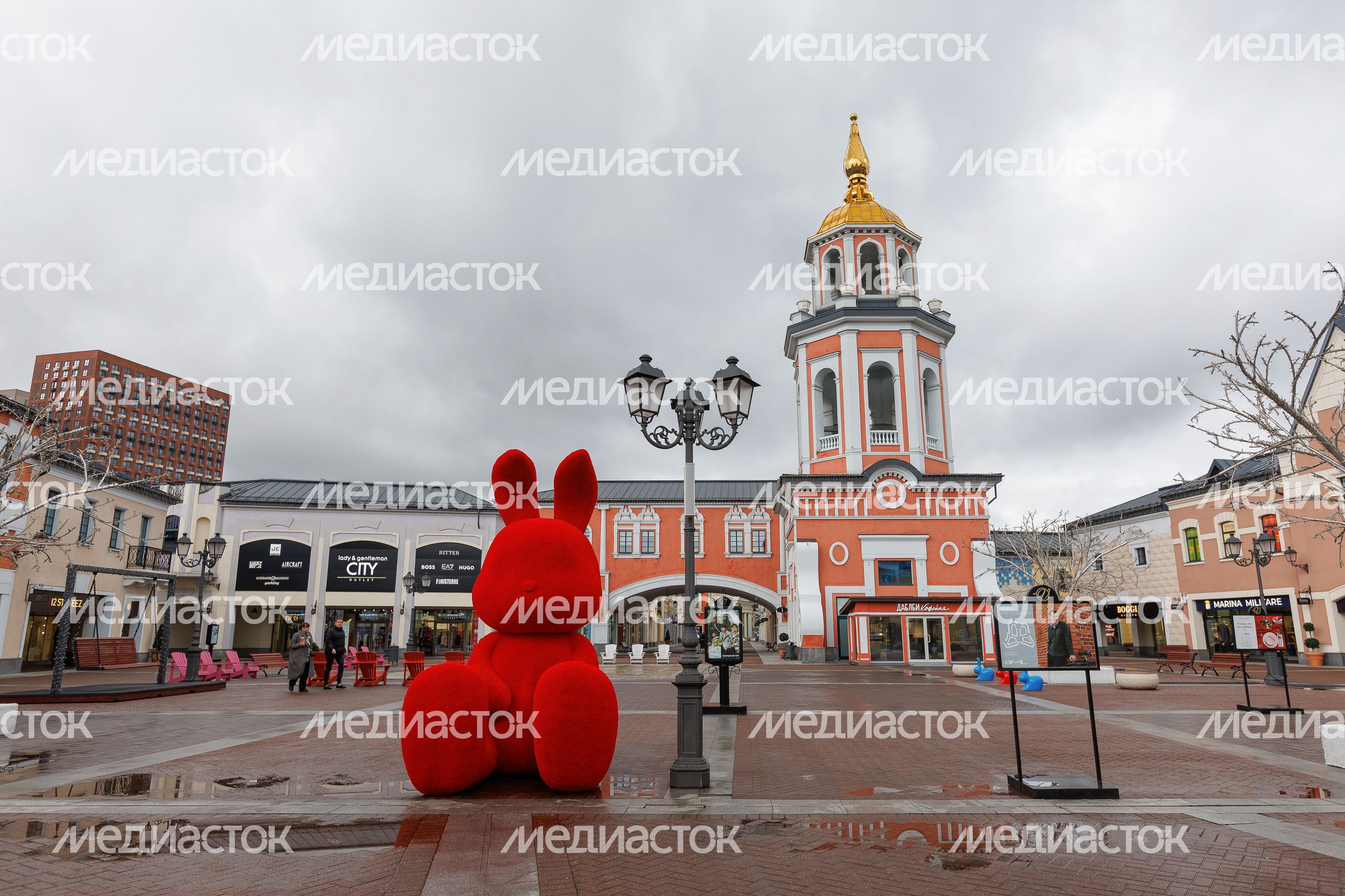 Торговый центр «Outlet Village Белая Дача» в Котельниках осенью Торговый центр «Outlet Village Белая Дача» в Котельниках осенью