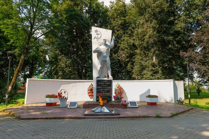 Памятник воинам, павшим в годы Великой Отечественной войны, от жителей города Электроугли в сквере Победы
