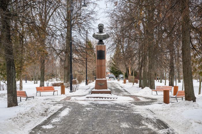 Бюст дважды Героя Советского Союза В.А. Зайцева в сквере его имени в Коломне