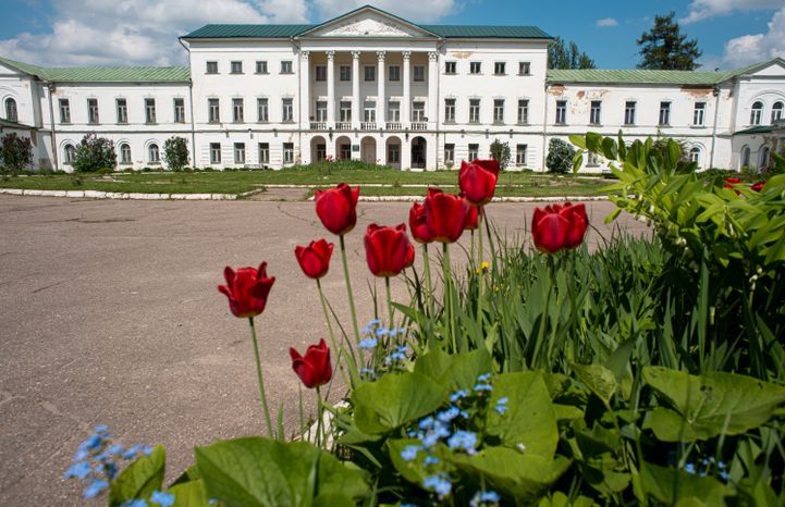 Весенние виды усадьбы Ивановское