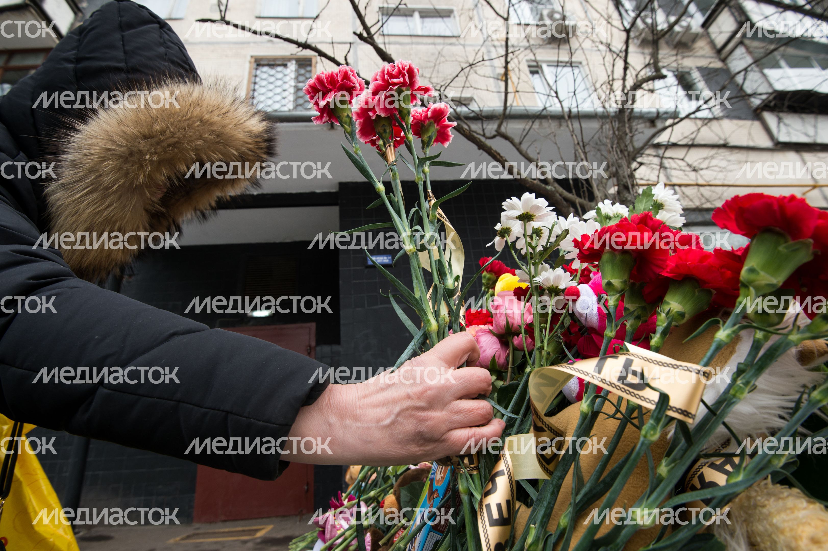 Мемориал из цветов и игрушек в честь погибшей девочки в Москве