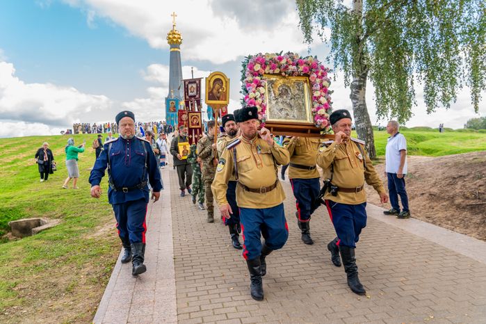Крестный ход на памятных мероприятиях на Бородинском поле в День воинской славы России