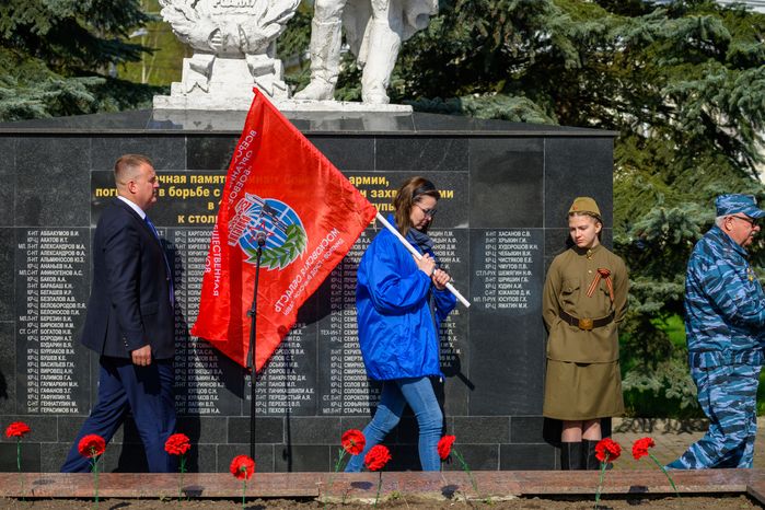 Памятное мероприятие в честь Дня Победы у мемориала Великой Отечественной войны в Яхроме