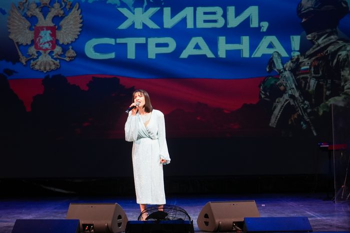 Алиса Мон выступила на концерте "Живи, страна!" в Красногорске