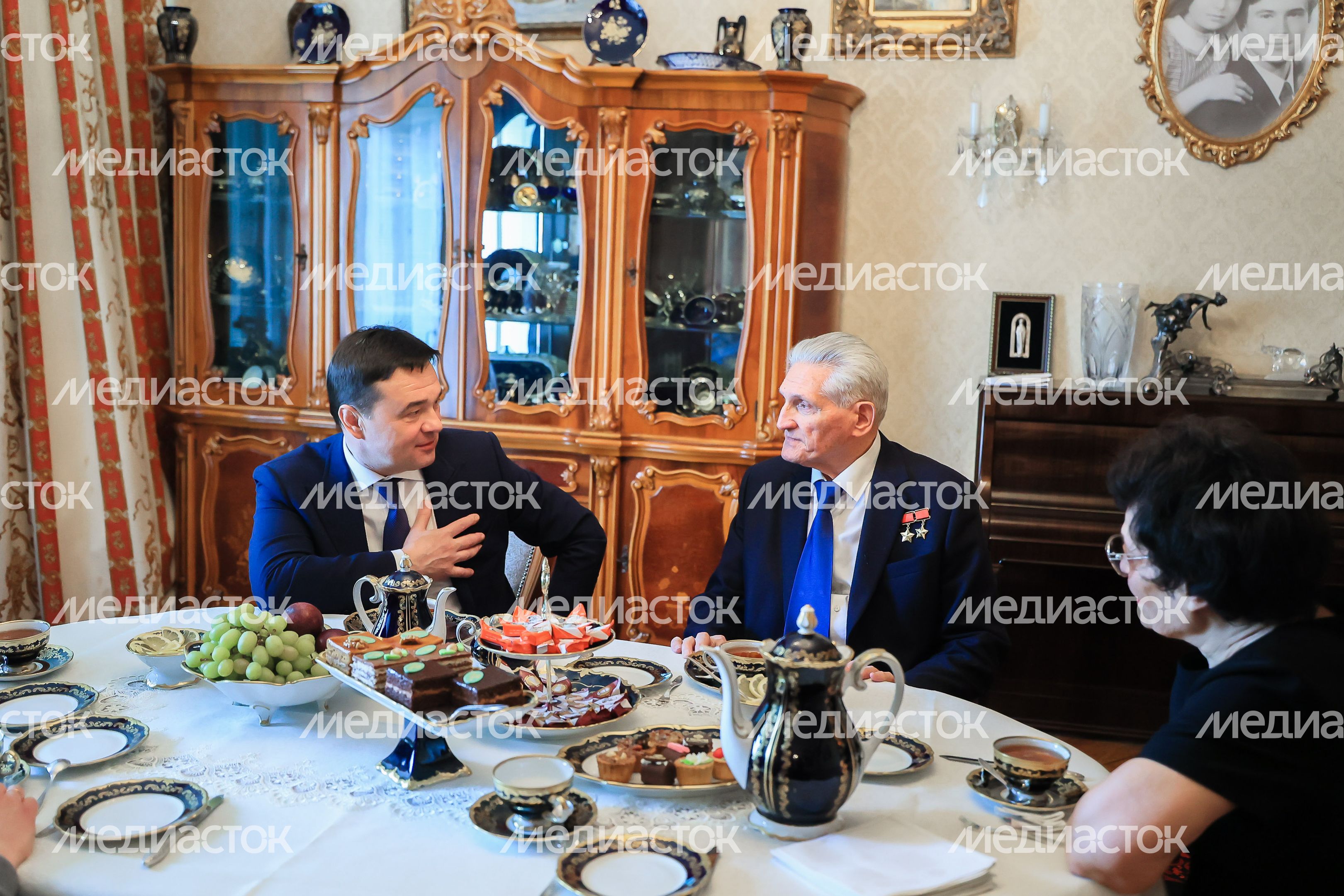 Посещение губернатором космонавта первого отряда