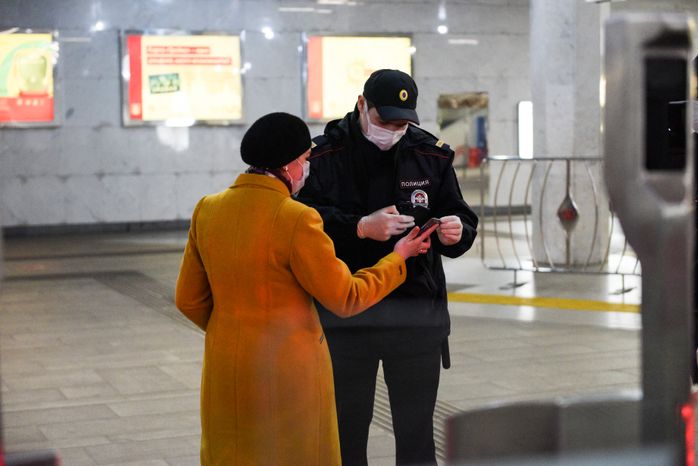 Проверка электронных пропусков в московском метро