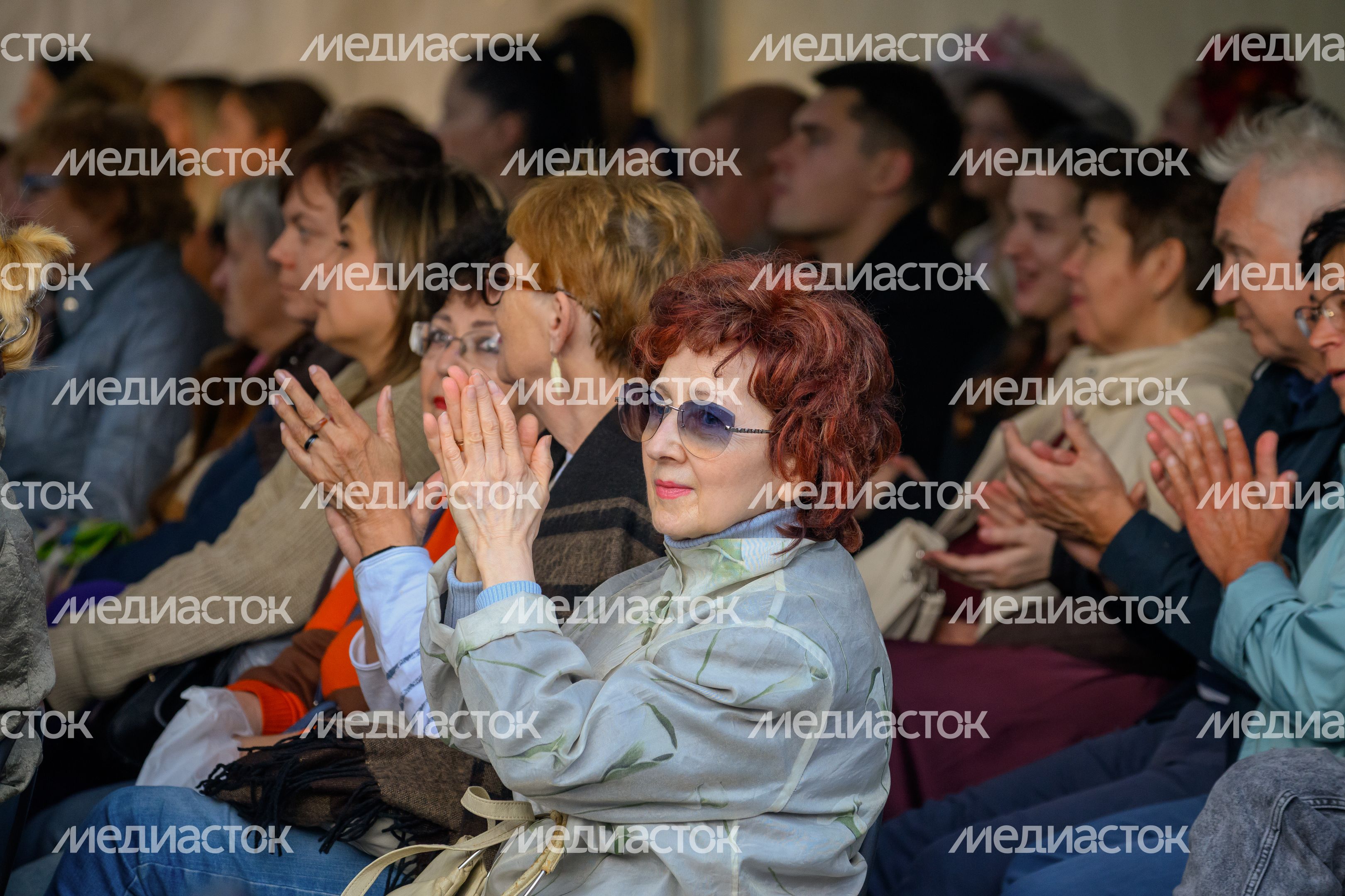 Зрители Пушкинского театрального фестиваля-2026 в летнем театре парка культуры и отдыха города Пушкино Зрители Пушкинского театрального фестиваля-2026 в летнем театре парка культуры и отдыха города Пушкино