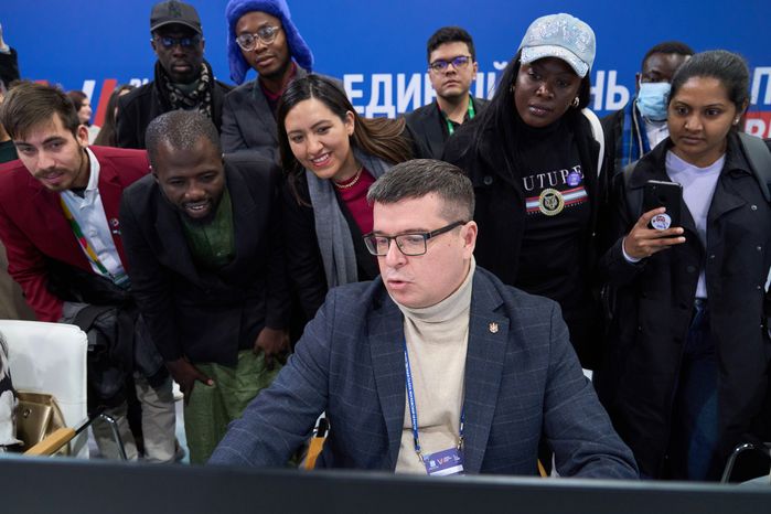 Иностранной молодёжи показали, как проходят выборы президента в Подмосковье