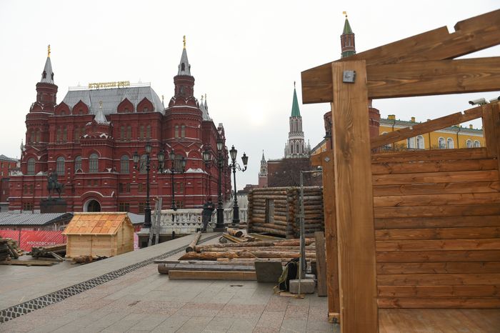 Монтаж инсталляций для фестиваля «Московская Масленица» на Манежной площади