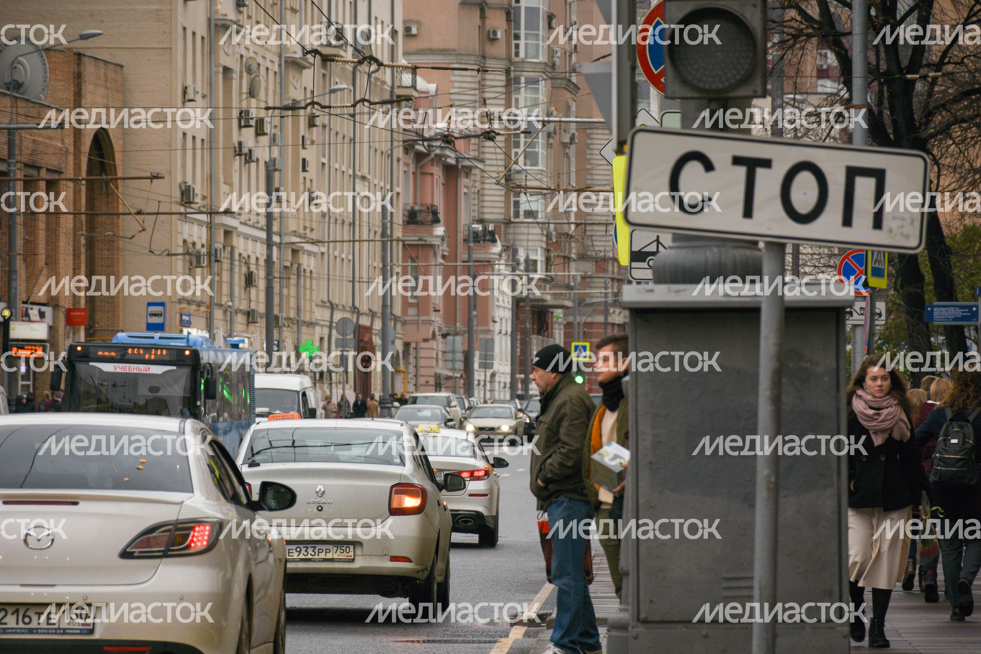 Повседневная жизнь города в Москве осенью