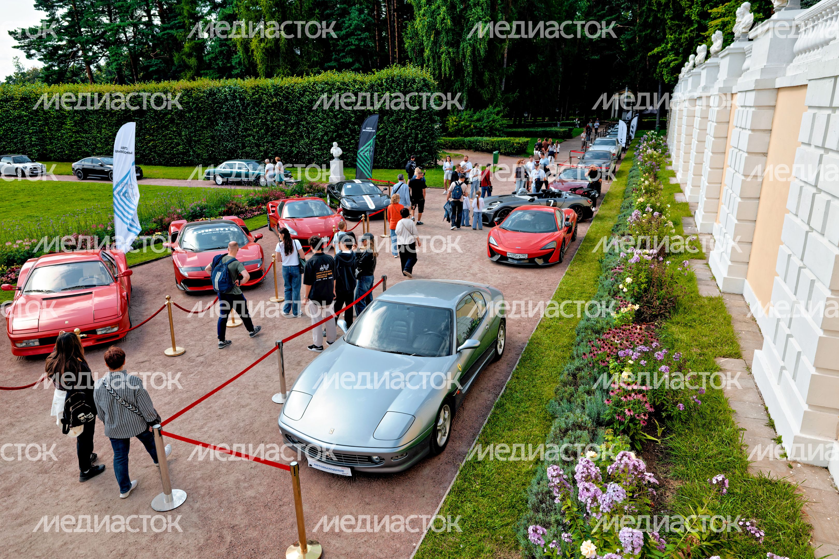 Ретроавтомобили и суперкары на автофестивале «Автовыходные в Архангельском» в округе Красногорск