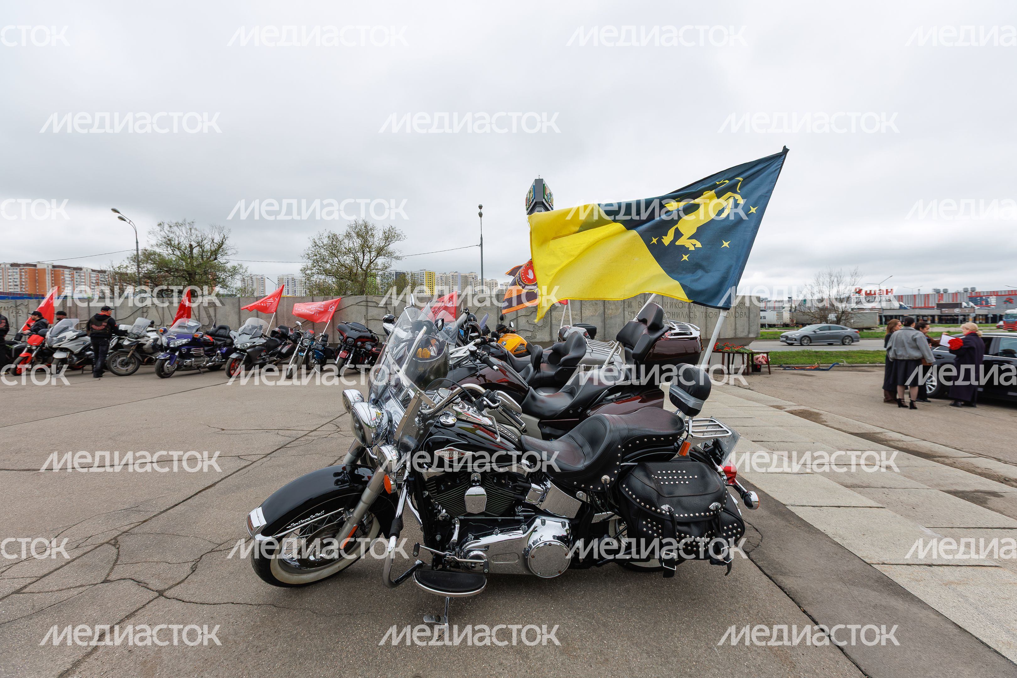 Мотопробег и торжественное возложение цветов к монументу «Противотанковые ежи» в День Победы в Химках Мотопробег и торжественное возложение цветов к монументу «Противотанковые ежи» в День Победы в Химках