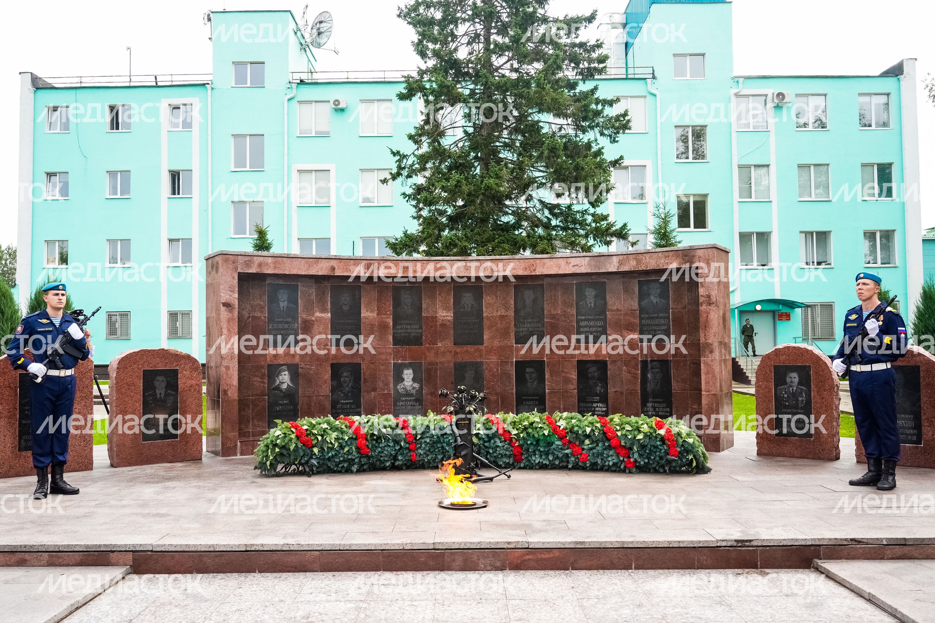 Губернатор возложил цветы к мемориалу погибших разведчиков 45-й отдельной бригады ВДВ Губернатор возложил цветы к мемориалу погибших разведчиков 45-й отдельной бригады ВДВ
