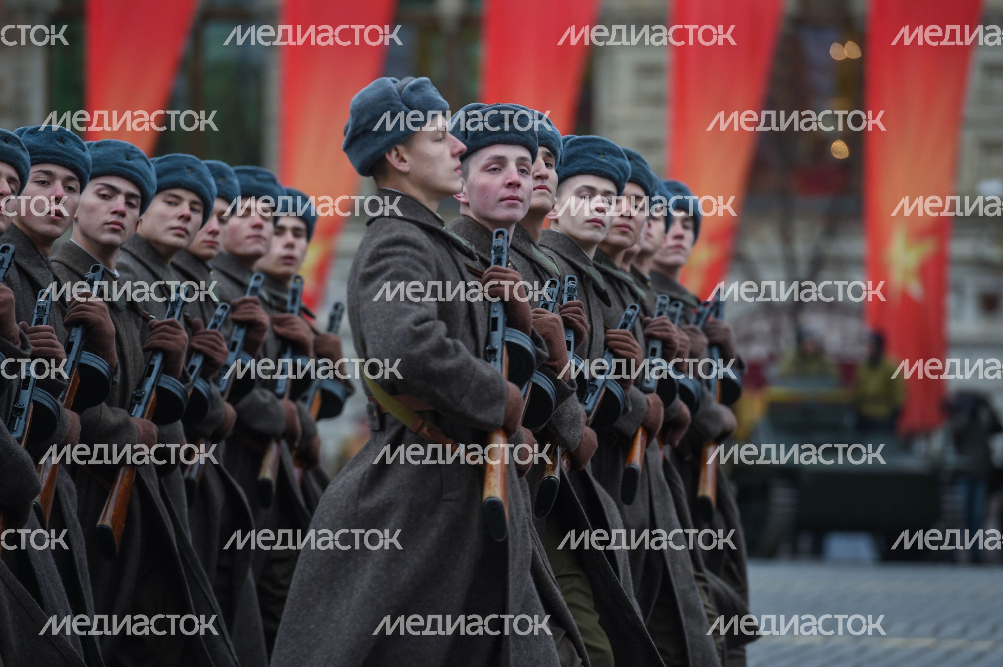 Торжественный марш в честь парада 1941 года на Красной площади в Москве