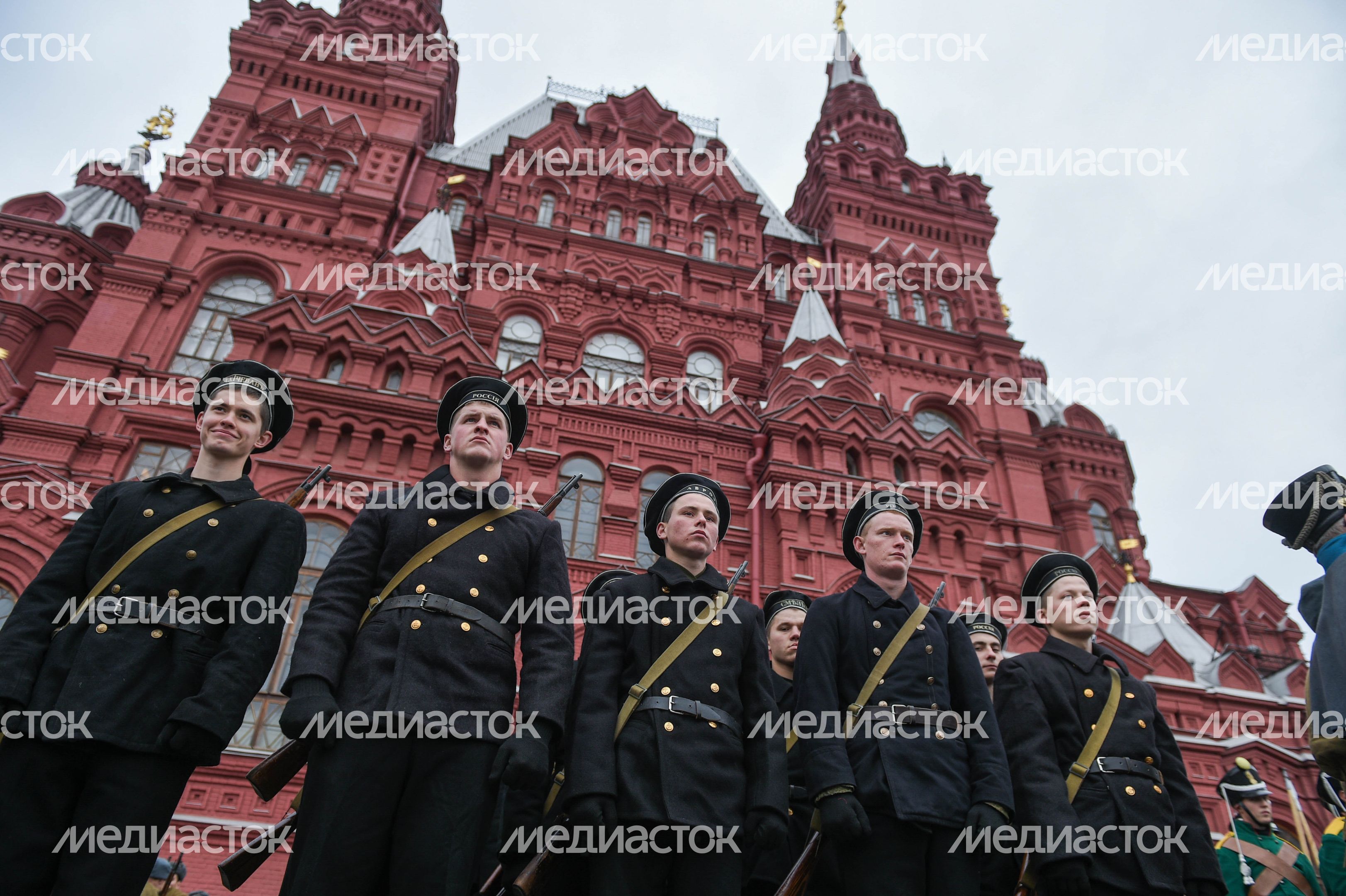 Торжественный марш в честь парада 1941 года на Красной площади в Москве