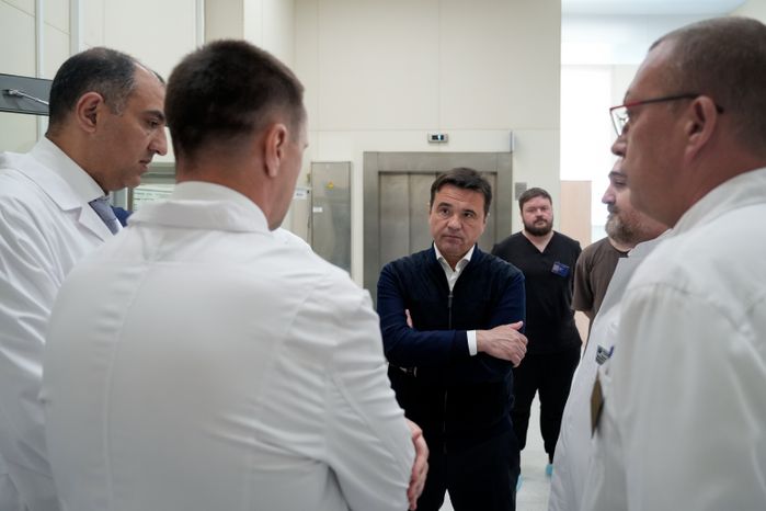 Андрей Воробьев осмотрел отделение реанимации Подольской ОКБ после капремонта и пообщался с медиками