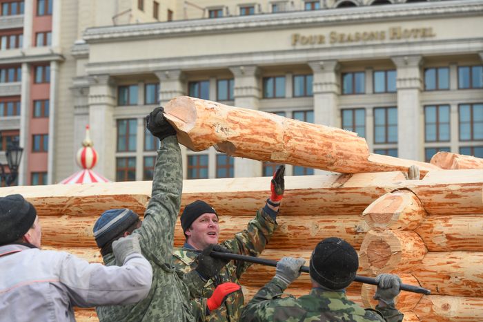 Монтаж инсталляций для фестиваля «Московская Масленица» на Манежной площади