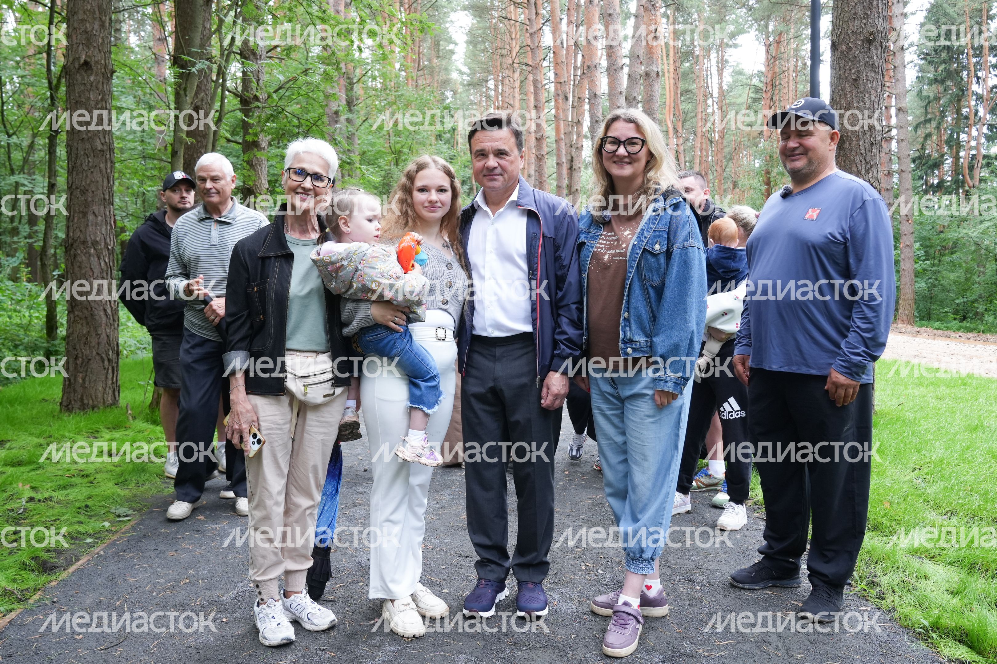 Андрей Воробьев проверил ход благоустройства лесопарка "Массовка" в Дедовске