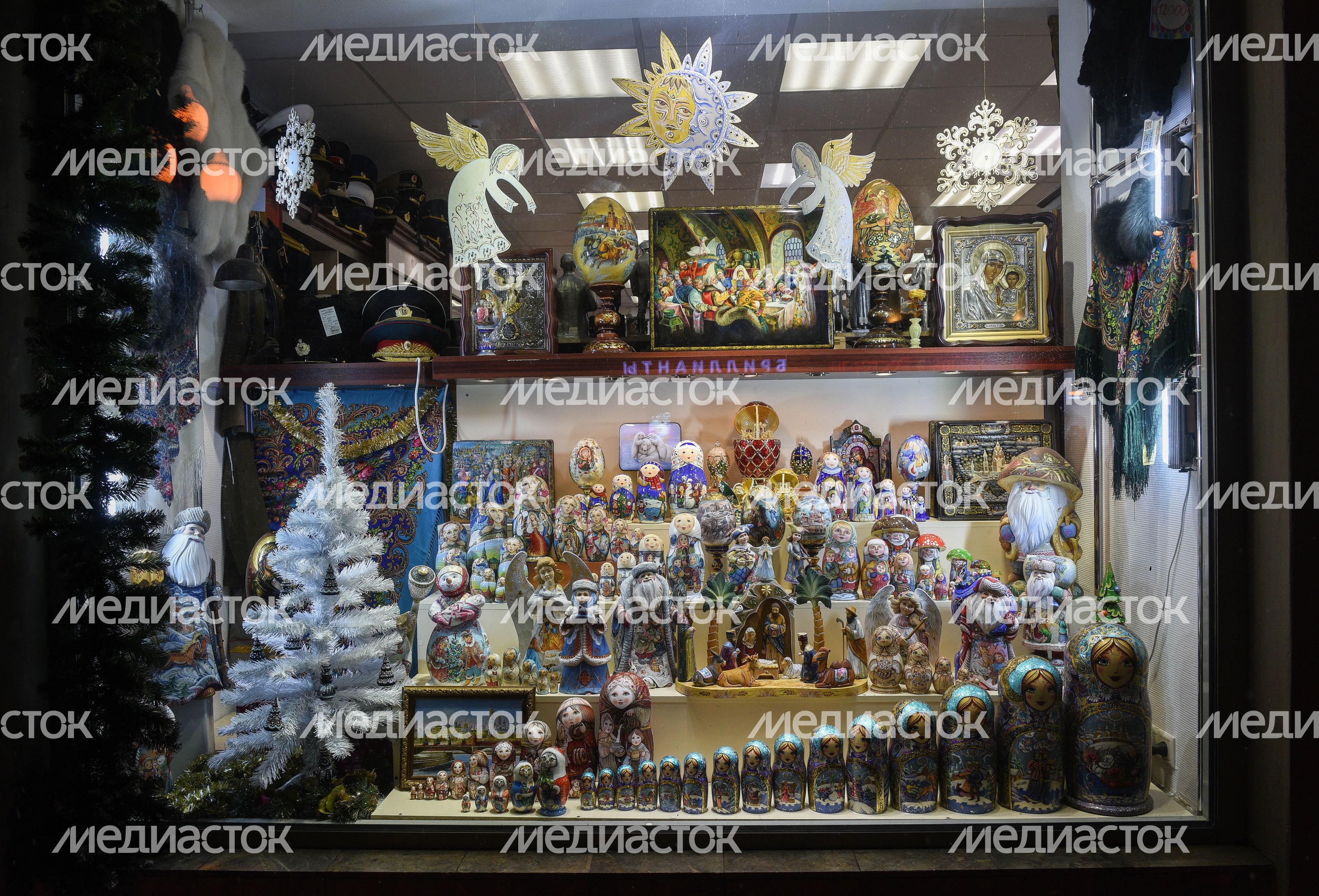 Самые яркие новогодние витрины Москвы