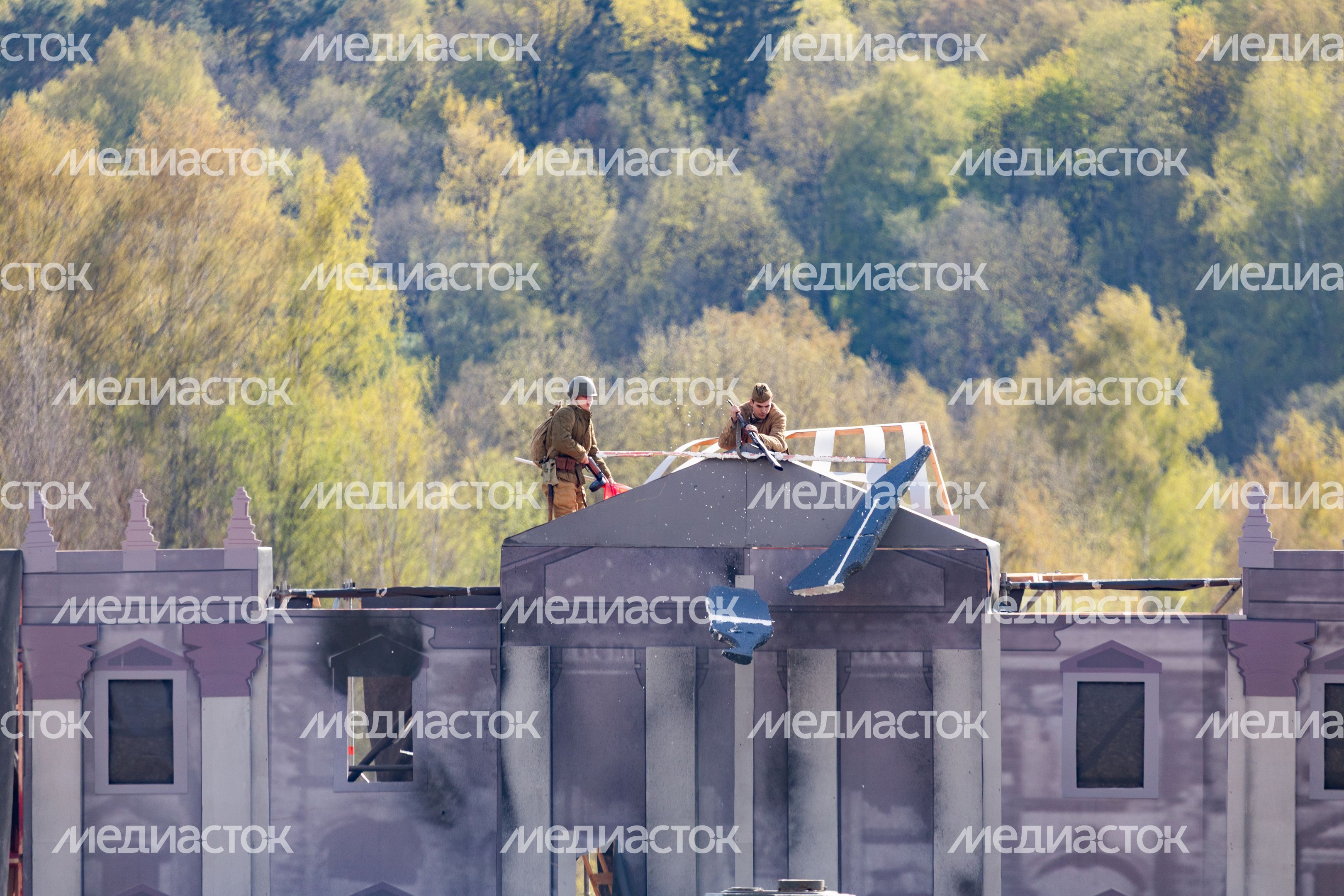 Военно-историческая реконструкция "Успех в единстве поколений" в Химках Военно-историческая реконструкция "Успех в единстве поколений" в Химках