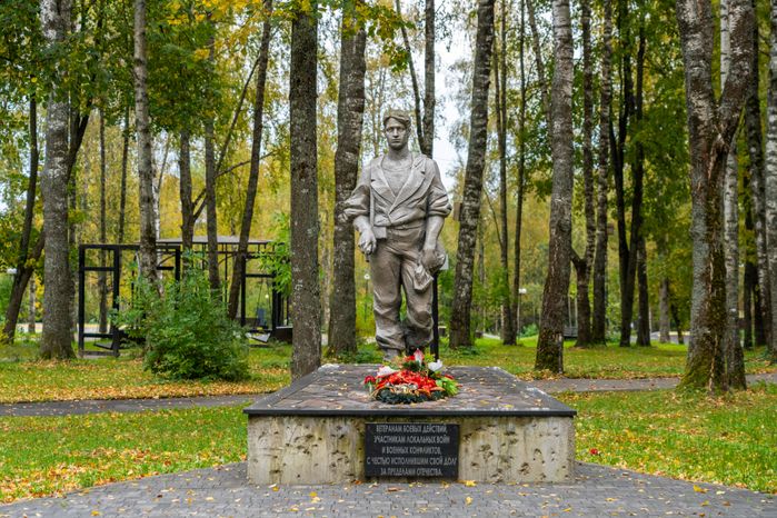Памятник ветеранам боевых действий на аллее Славы в парке культуры и отдыха «Победа» в Талдоме