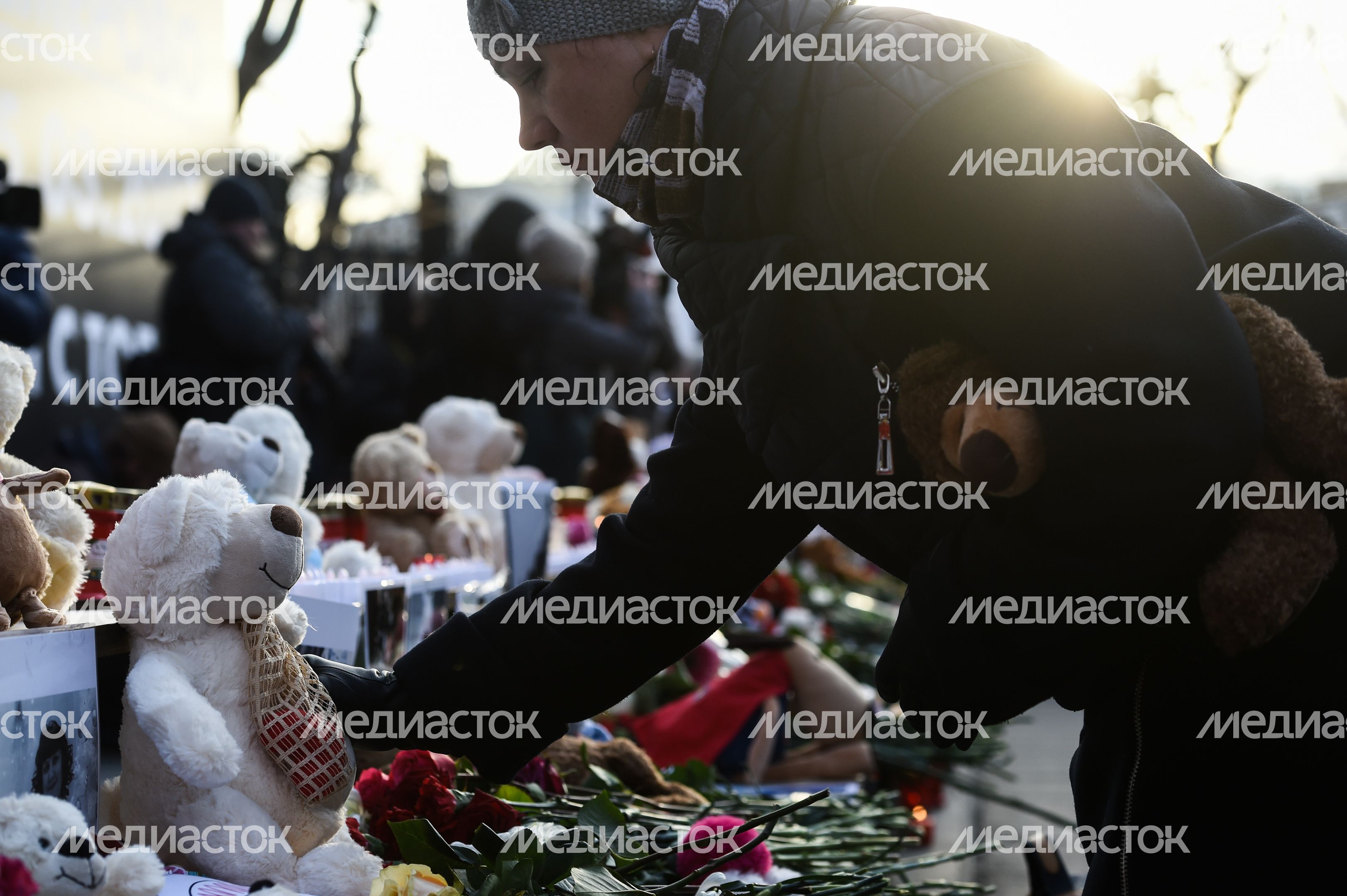 Акция в память о погибших в Кемерове на Манежной площади в Москве