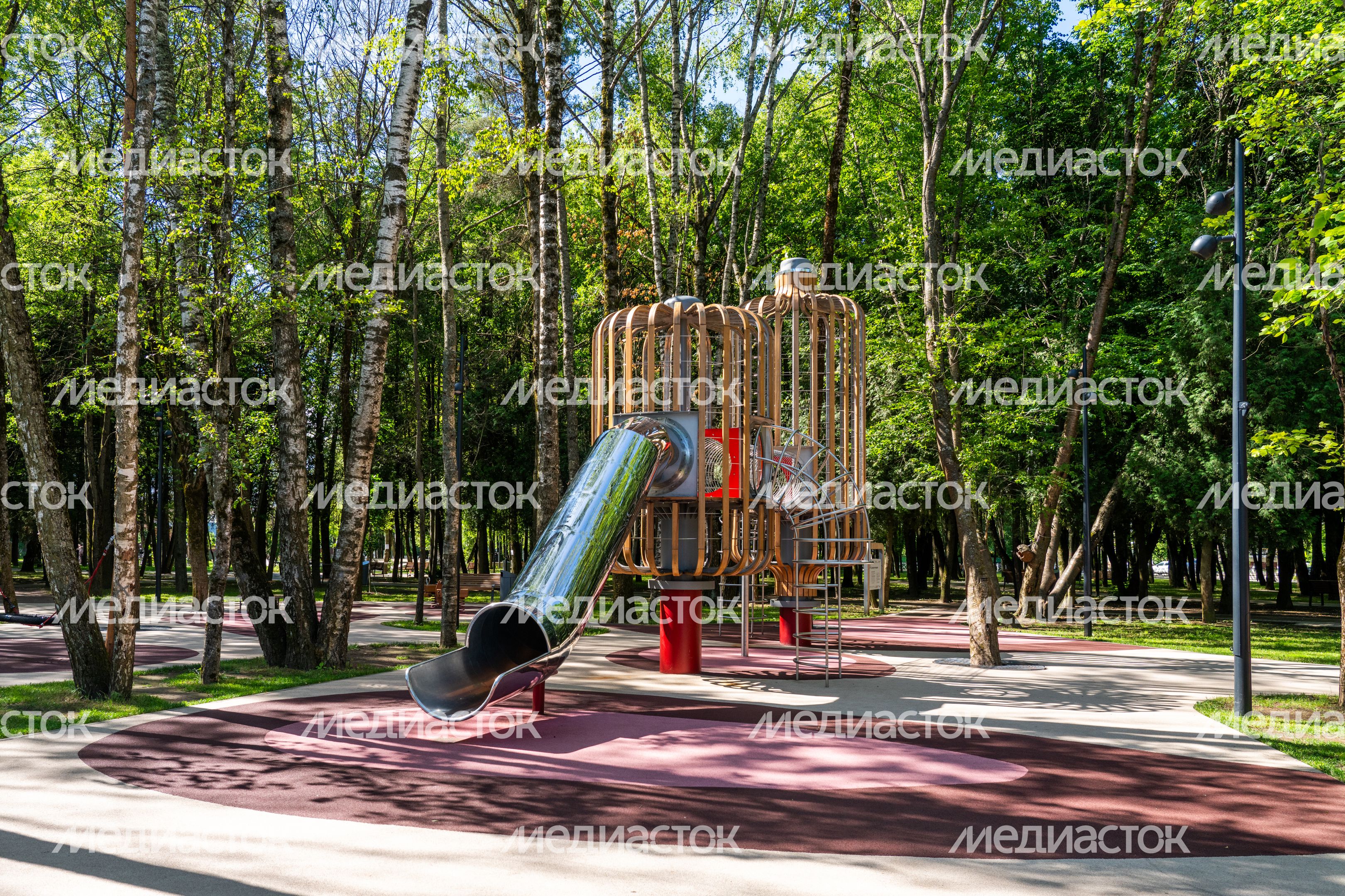 Детская площадка в парке «Гучково» Дедовска округа Истра летом Детская площадка в парке «Гучково» Дедовска округа Истра летом