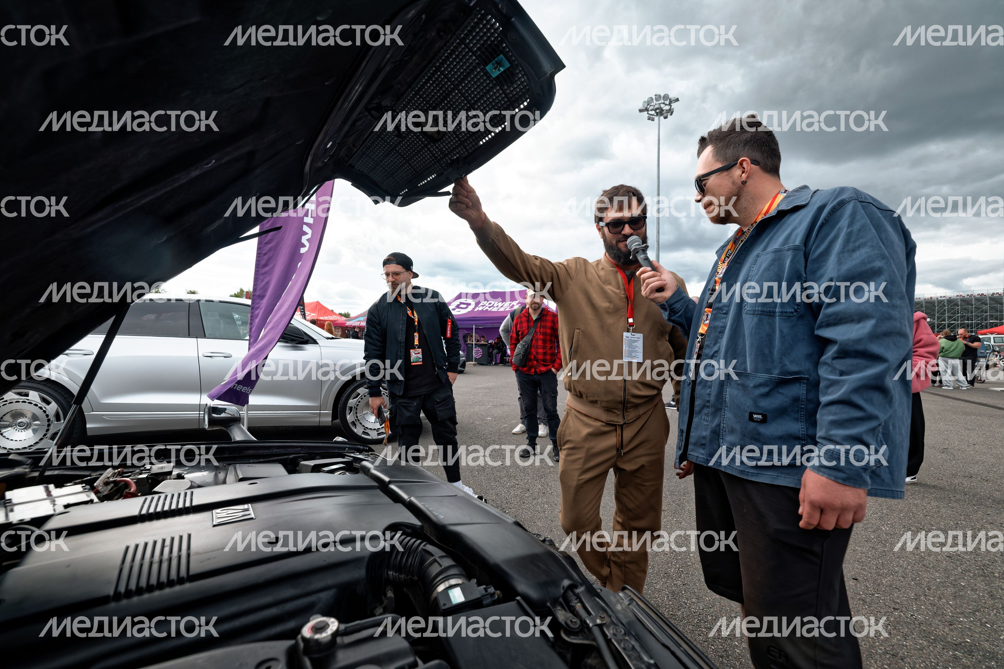 Выставочная зона эксклюзивных автомобилей на дрифт-фестивале «Дрифт Экспо» в Волоколамске Выставочная зона эксклюзивных автомобилей на дрифт-фестивале «Дрифт Экспо» в Волоколамске
