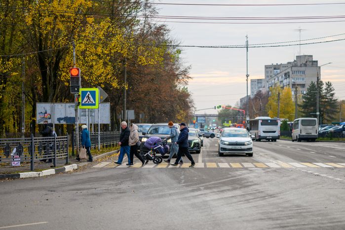 Пешеходный переход на проспекте Академика Туполева в микрорайоне Авиационный Домодедово осенью