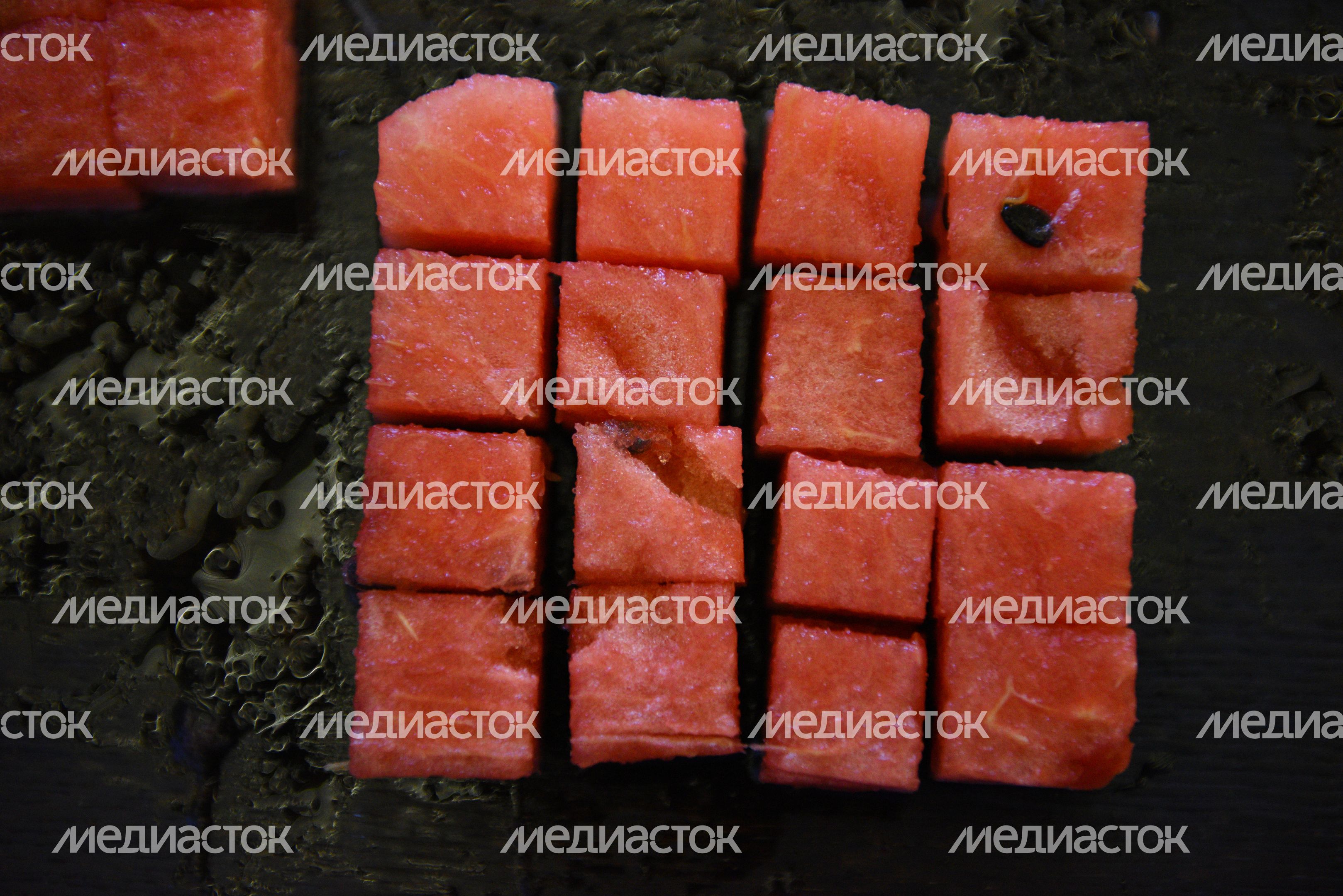Приготовление закуски из арбуза с сыром фета