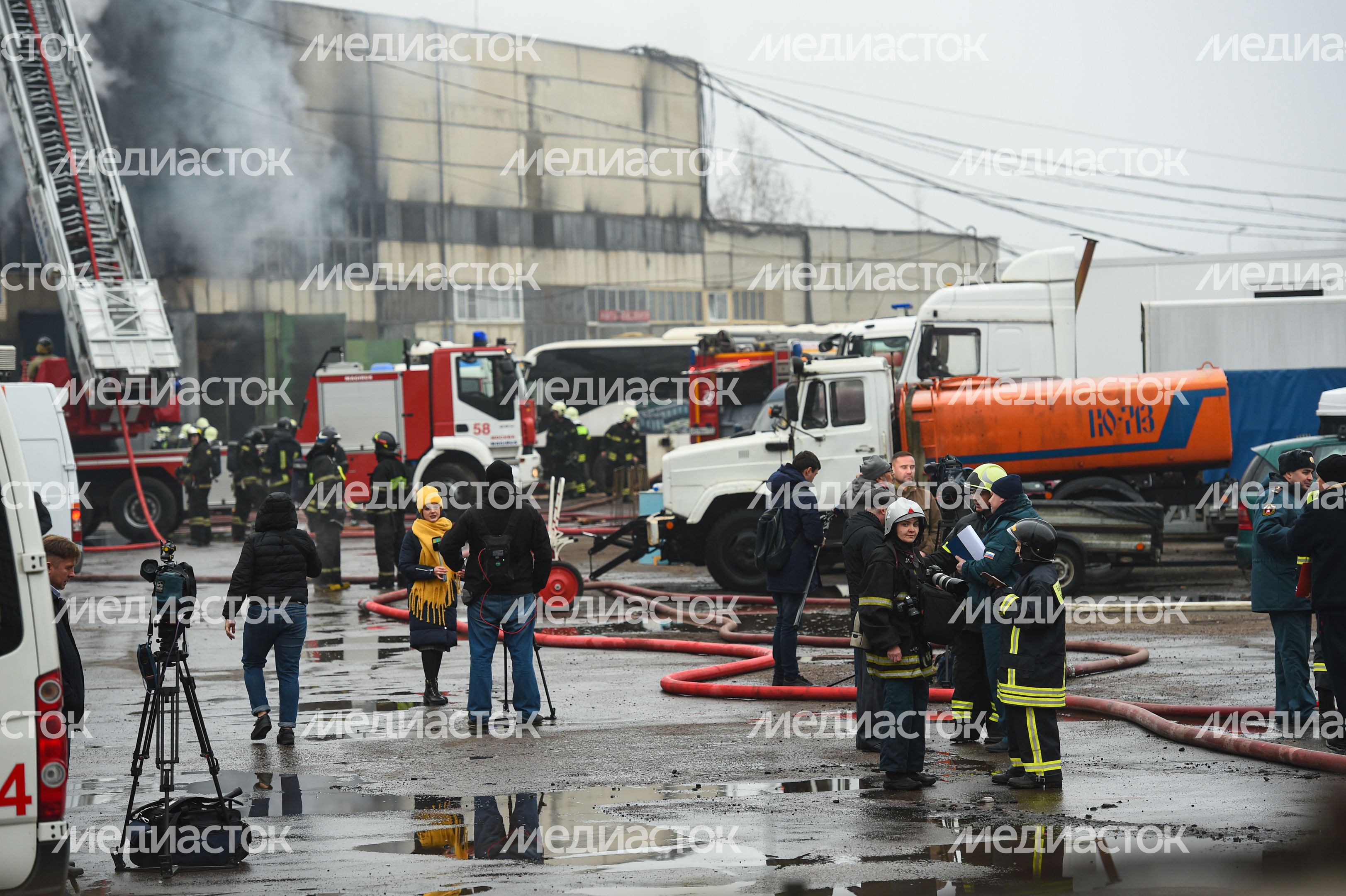 Пожар в складском помещении на улице Маршала Прошлякова в Москве