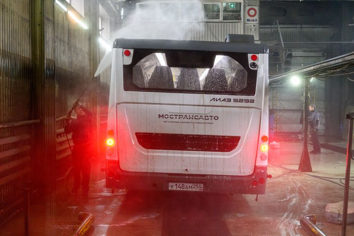 Мойка кузова автобуса перед отправлением в рейс
