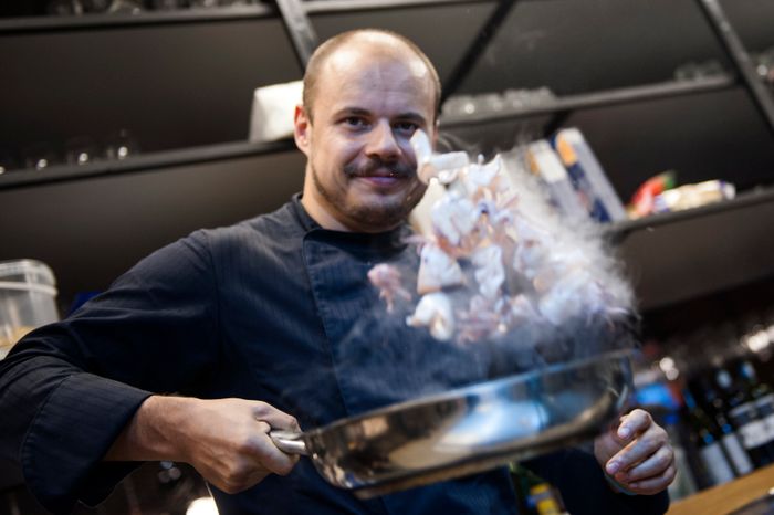 Приготовление салата с кальмарами и овощами на гриле