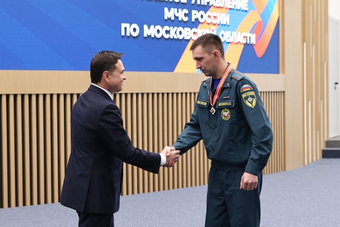 Андрей Воробьев поздравил сотрудников МЧС с Днем спасателя и 35-летием ведомства