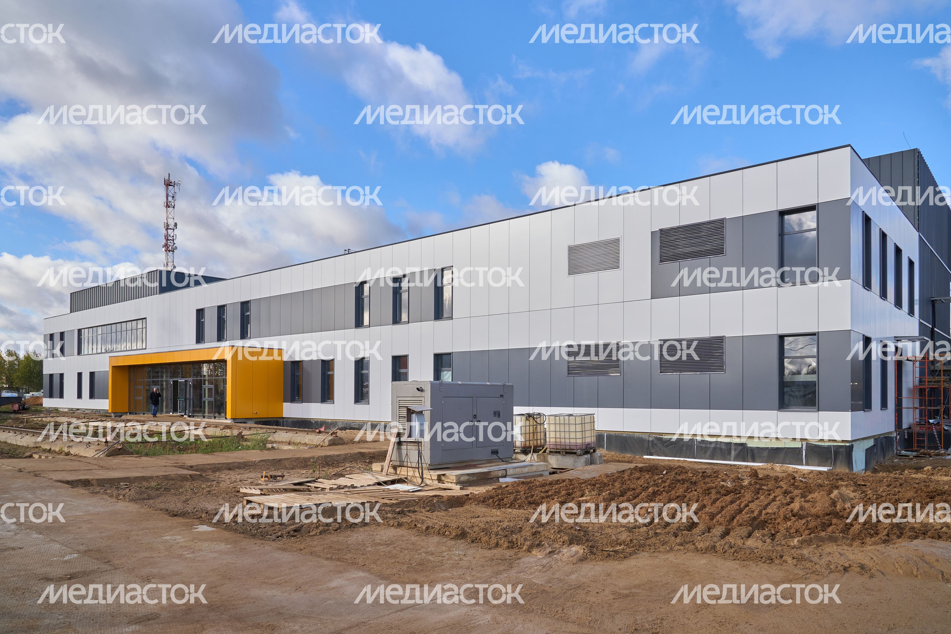 Проверка хода строительства ФОКа с крытым катком в Волоколамске Губернатором Подмосковья